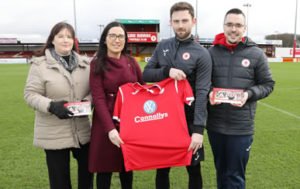 Caroline McLaughlin holding Sligo Rovers football jersey sponsored by Callan Tansey with members of Sligo Rovers team
